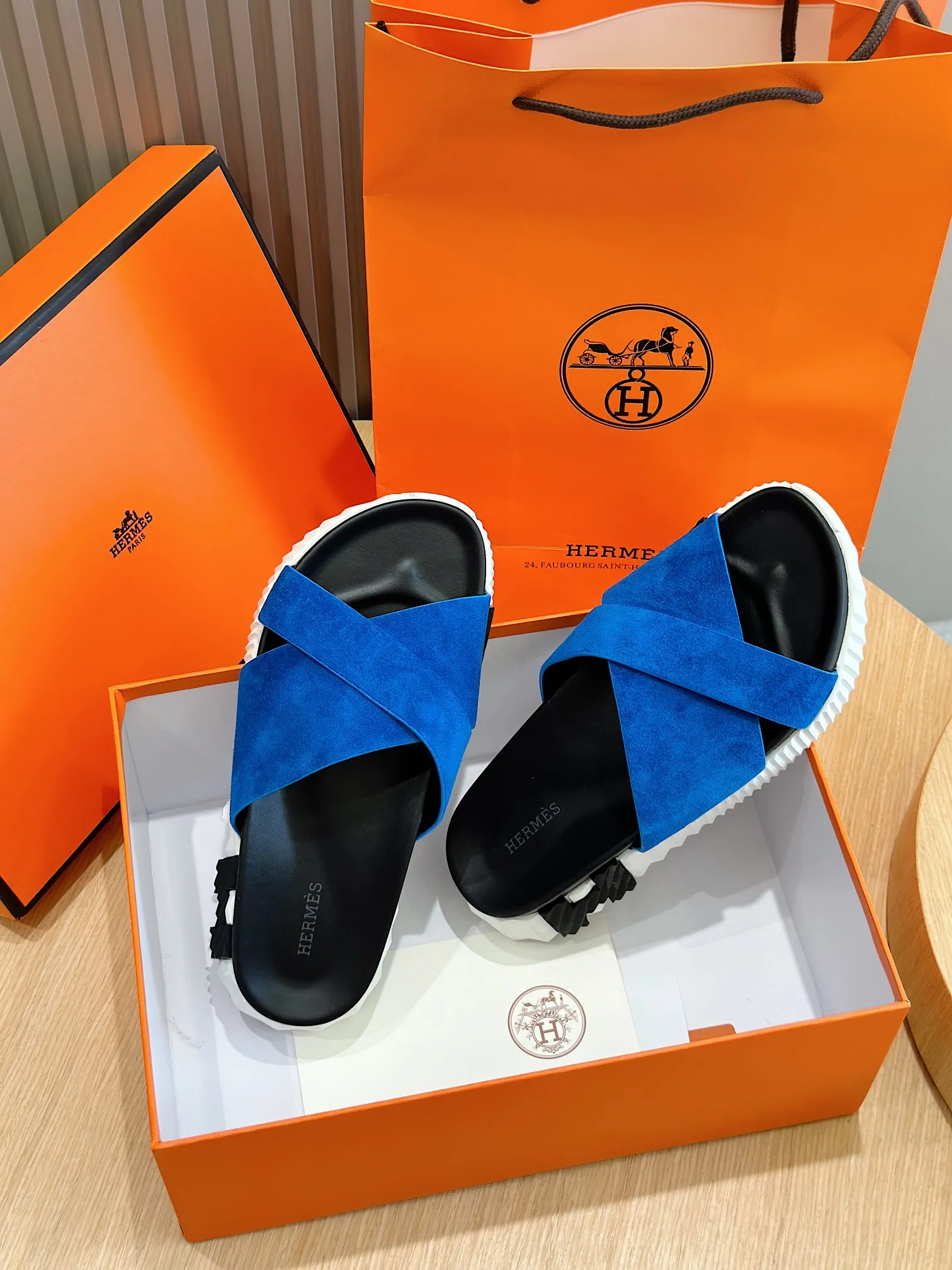 Factory price: 360💰Hermès [HERMÈS] Top Herme*H Home Hermès Men's Sandals and Slippers-Original Reproduction. Purchase the original version and make it one to one. The outsole is privately molded. The color of the outsole corresponding to each color is the same as the original version. Come to those who know the stuff 💪 The ultra-light soles are designed in contrasting colors, and they feel so comfortable on your feet! Calfskin, cowhide feet, private model outsole. Size: 39-44 (customized at 38.45)